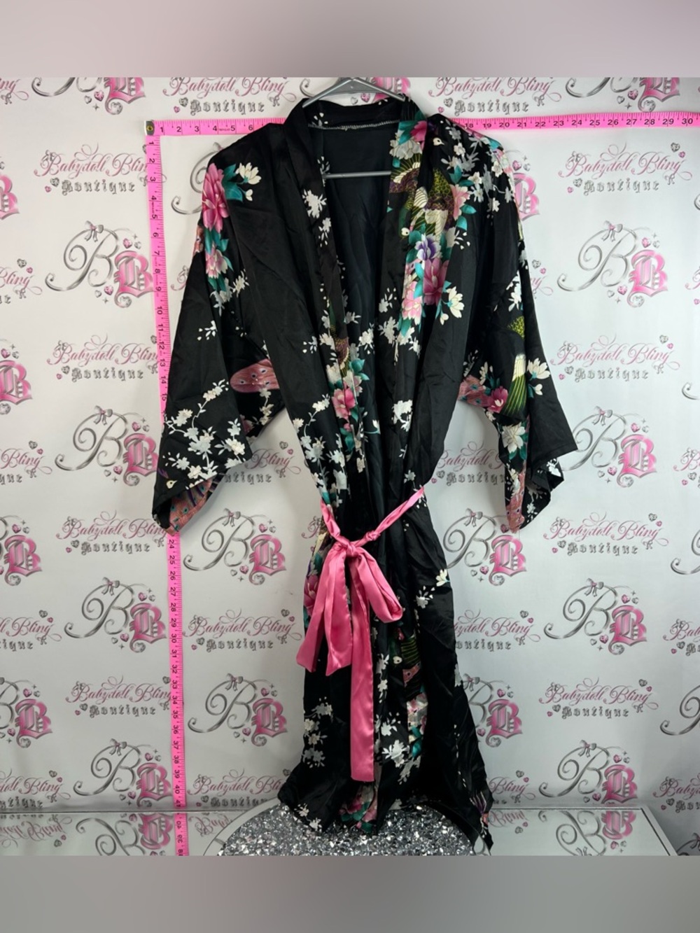 Robe kimono toe up belted pink Black Floral Satin Kimono Robe with Pink Sash